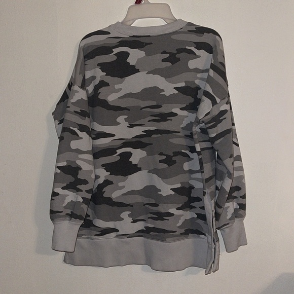 🌹AERIE GRAY CAMOUFLAGE SWEATSHIRT - Picture 3 of 3